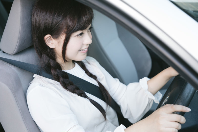 自動車を運転する女性